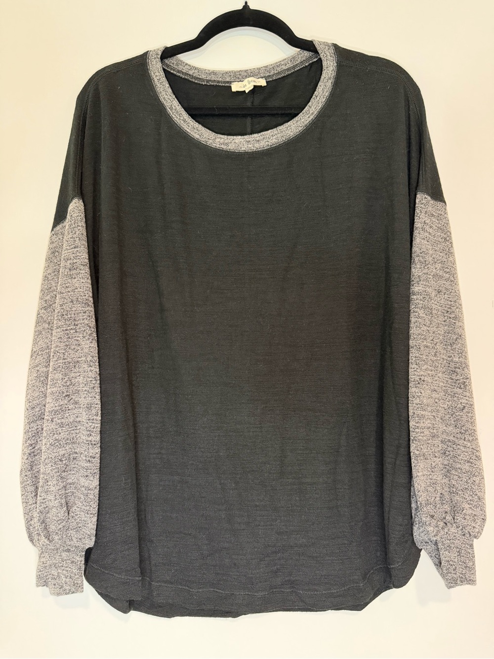 In Loom - Women’s Two-Tone Long Sleeve Pullover Top - Charcoal and Heather Gray